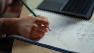学生手写作笔记本在室内未知的女孩家庭作业内部